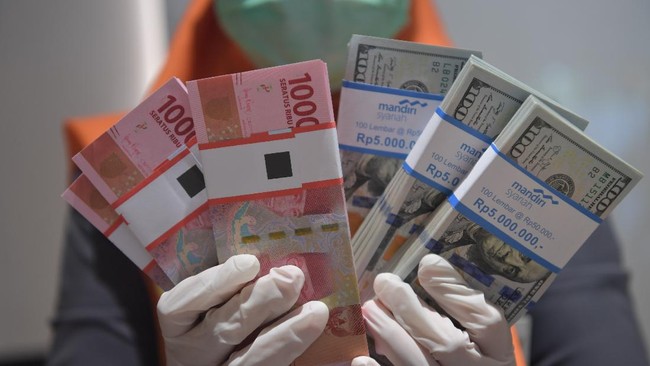 rupiah mepet 17000 per dolar hari ini
