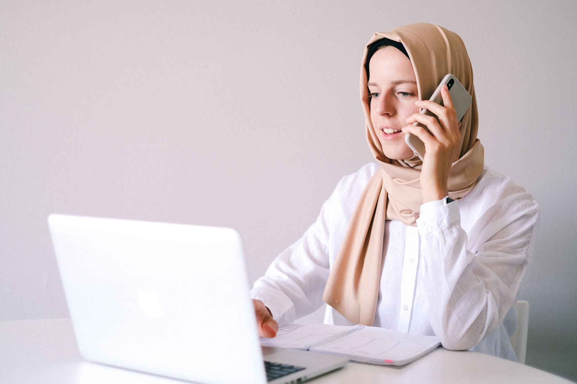 Gaji event coordinator digital untuk mengelola webinar dan online talk