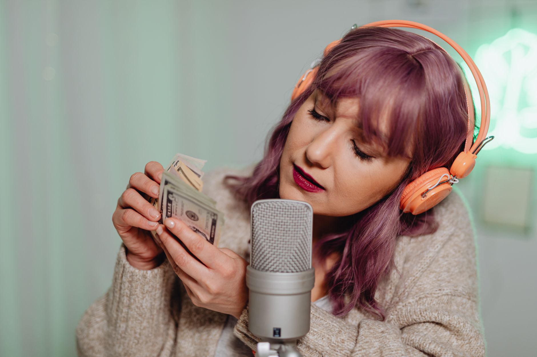 Gaji creative writer naskah iklan radio dan YouTube